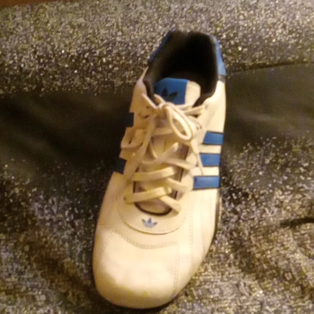 Addias tennis shoes size 8  Womens